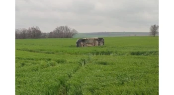 Keşan-Beğendik yolunda ticari araç buğday tarlasına uçtu!