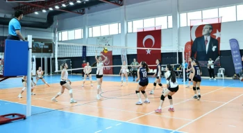 Başkan Balcıoğlu, TOKİ Cumhuriyet Anadolu Lisesi ve Final Okulları arasında oynanan voleybol maçına katıldı